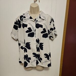 ten 2 one X COND PIT TO PIT 21 1/2 LENGTH 24 1/2 Black/White